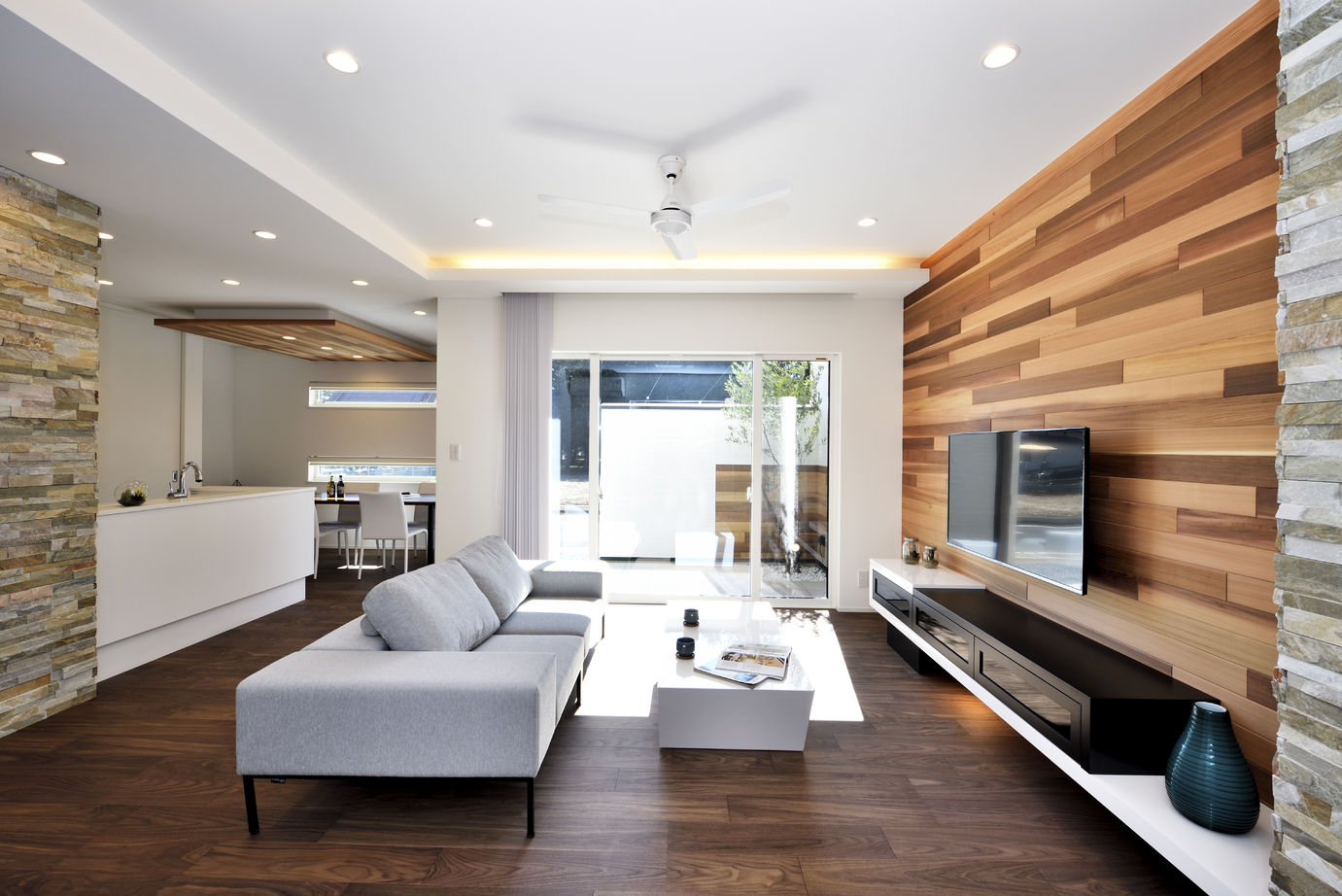 シブサワスタイル 【本体価格2300～2399万円】グリーンルームを囲む寛ぎに満ち溢れた家の建築実例画像1