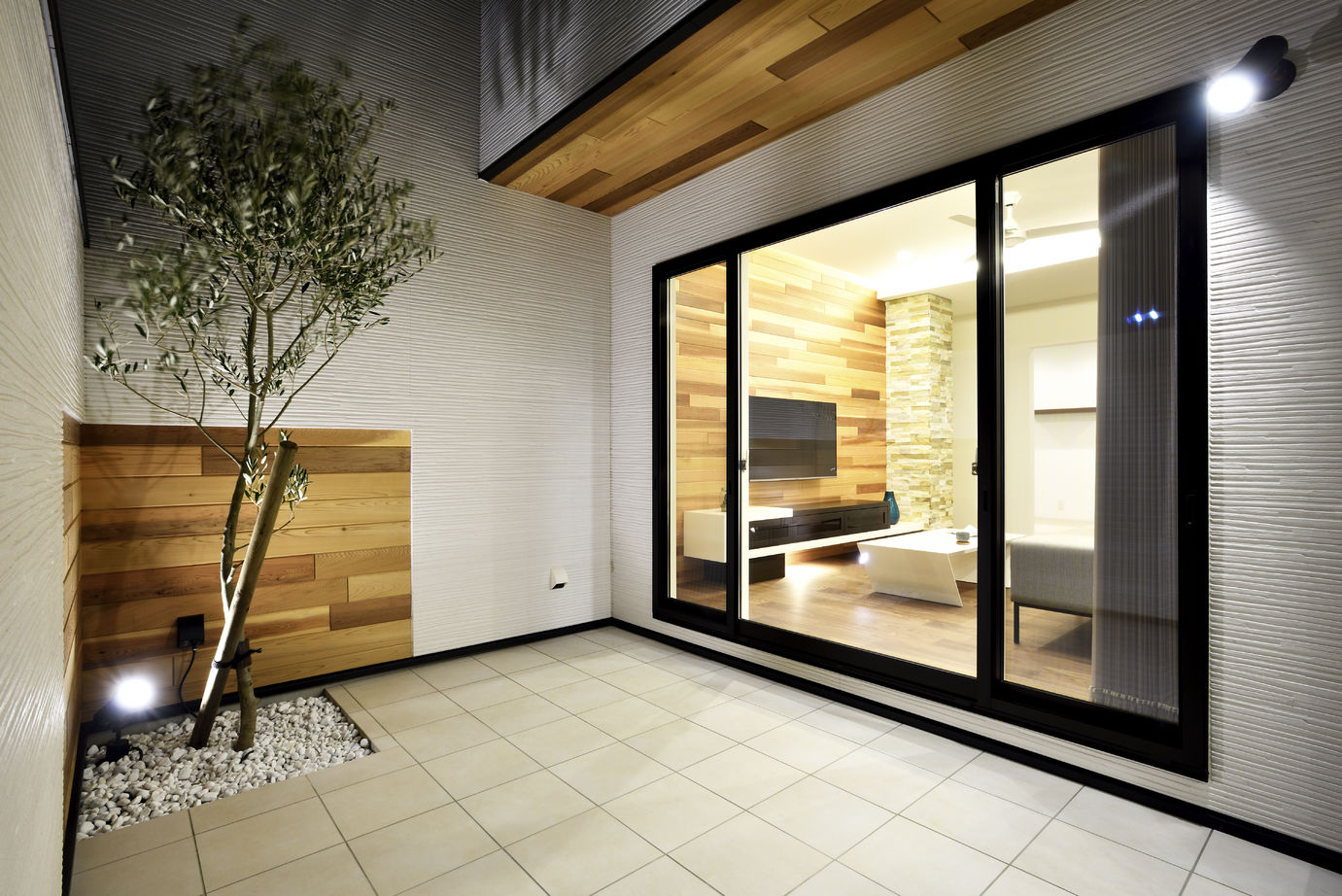 シブサワスタイル 【本体価格2300～2399万円】グリーンルームを囲む寛ぎに満ち溢れた家の建築実例画像4