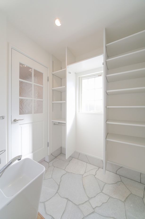 シブサワスタイル ルーフバルコニーのあるシンプルなメルヘンハウスの建築実例画像2