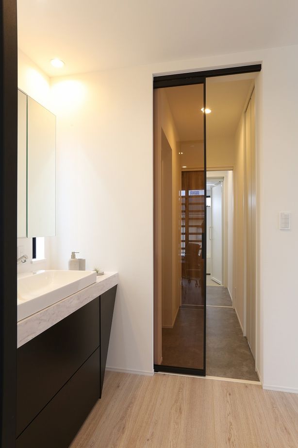 シブサワスタイル 【本体価格2700～2799万円／佐野市／47坪】ブラックアクセントが効いた、モダンガレージハウスの建築実例画像7