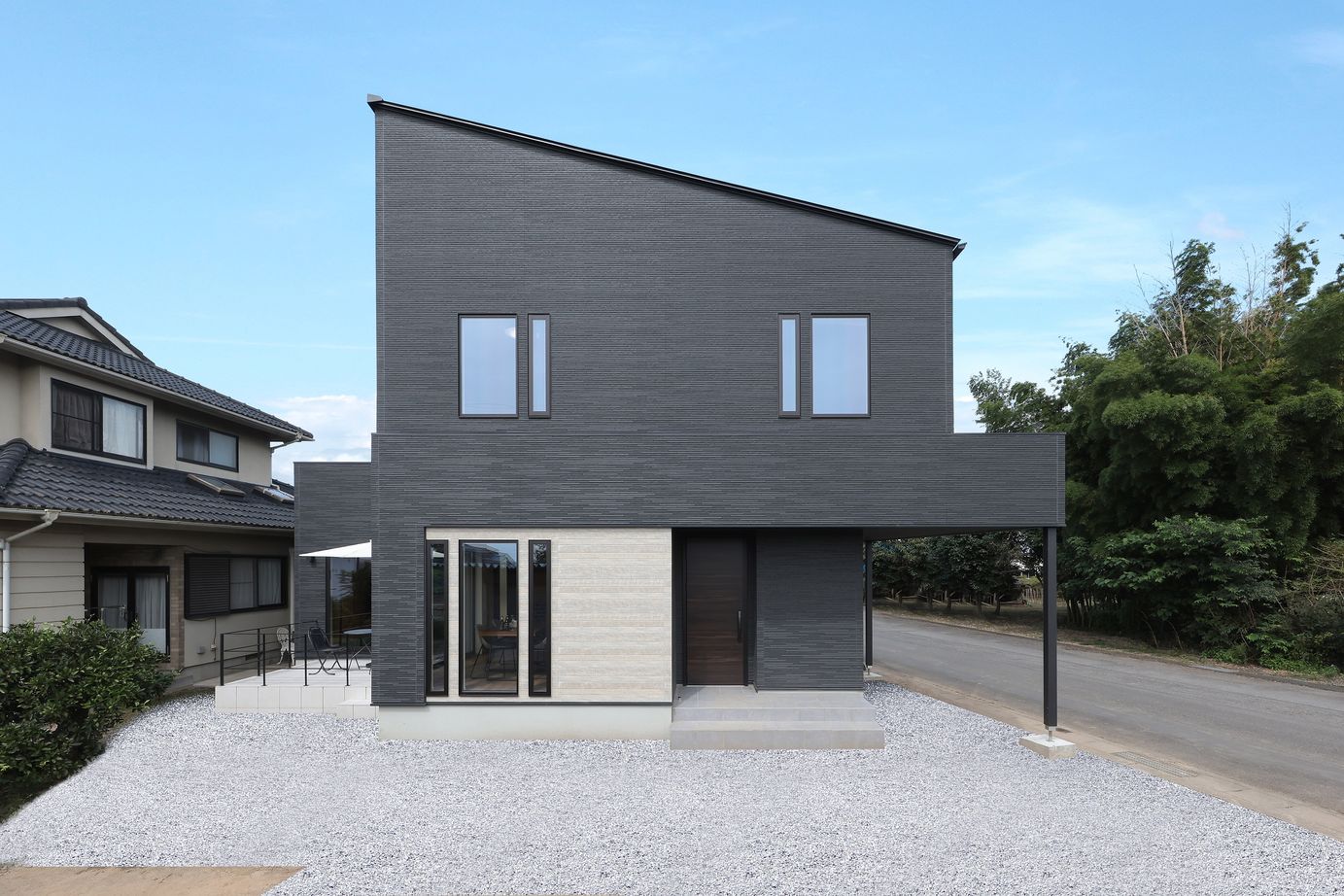 シブサワスタイル ブラック勾配屋根のカフェSTYLE×ホテルライクハウスの建築実例画像2