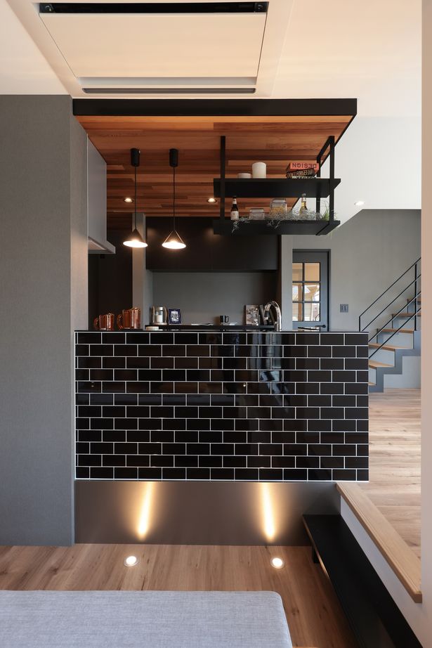 シブサワスタイル ブラック勾配屋根のカフェSTYLE×ホテルライクハウスの建築実例画像3