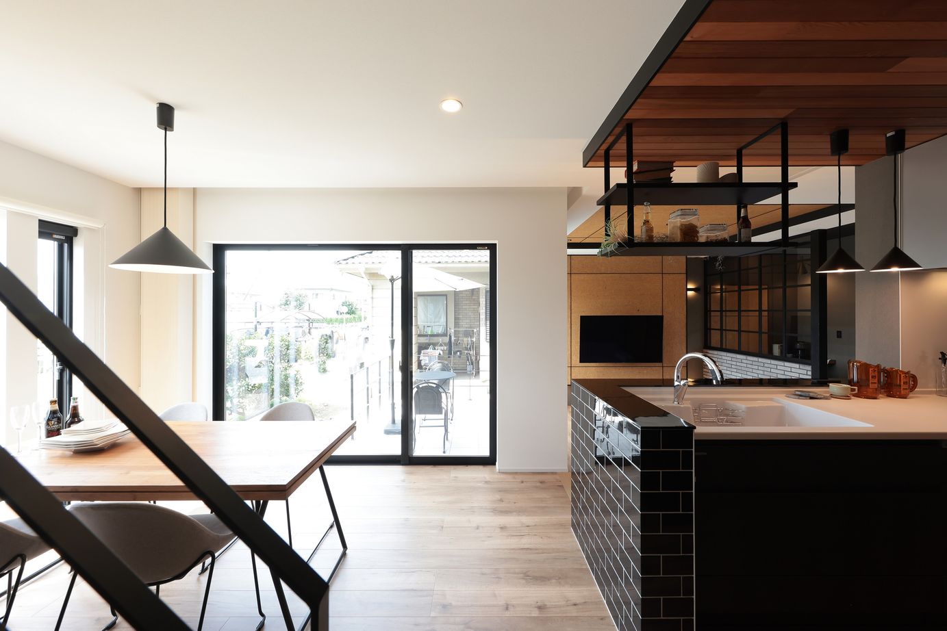 シブサワスタイル ブラック勾配屋根のカフェSTYLE×ホテルライクハウスの建築実例画像4