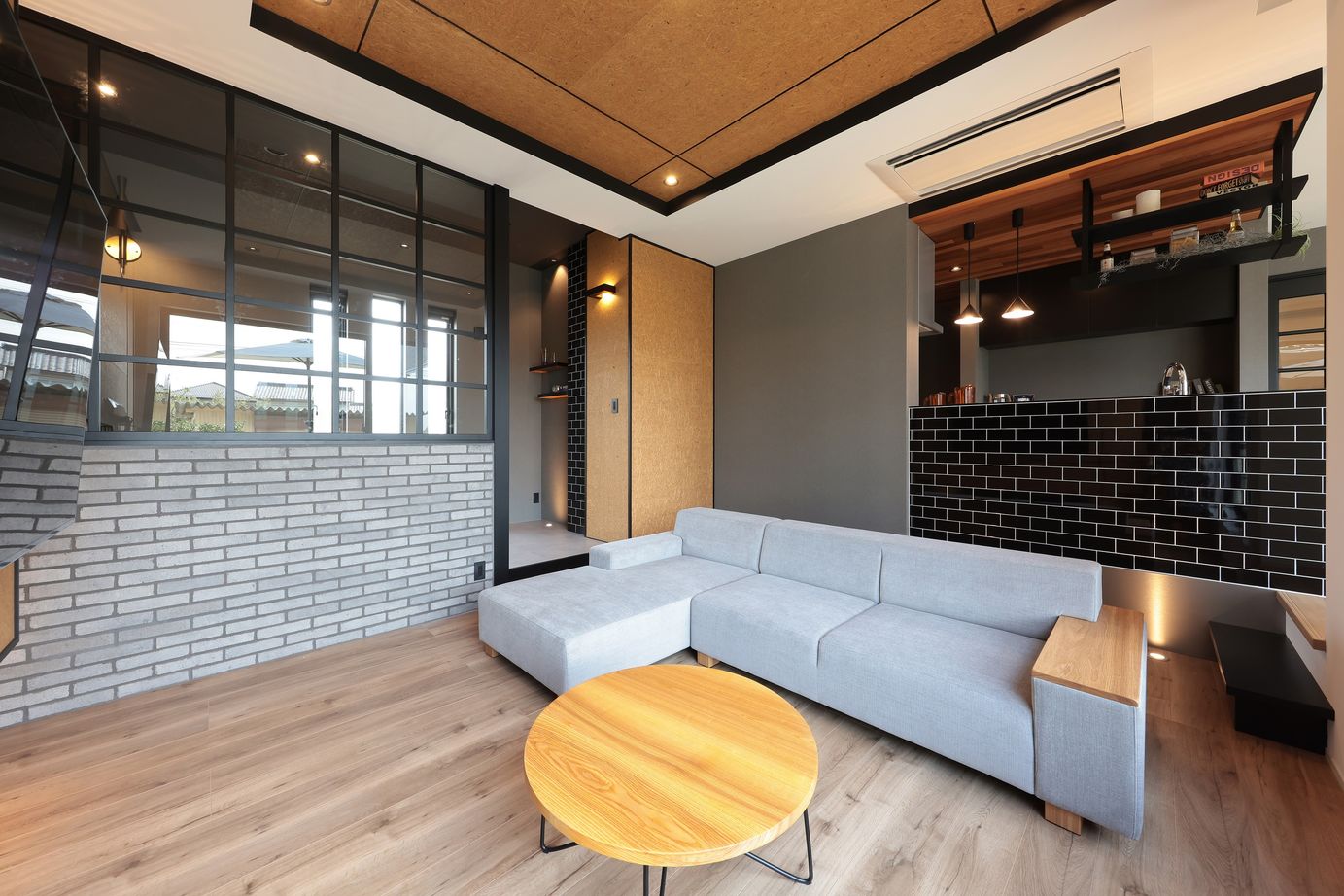 シブサワスタイル ブラック勾配屋根のカフェSTYLE×ホテルライクハウスの建築実例画像5