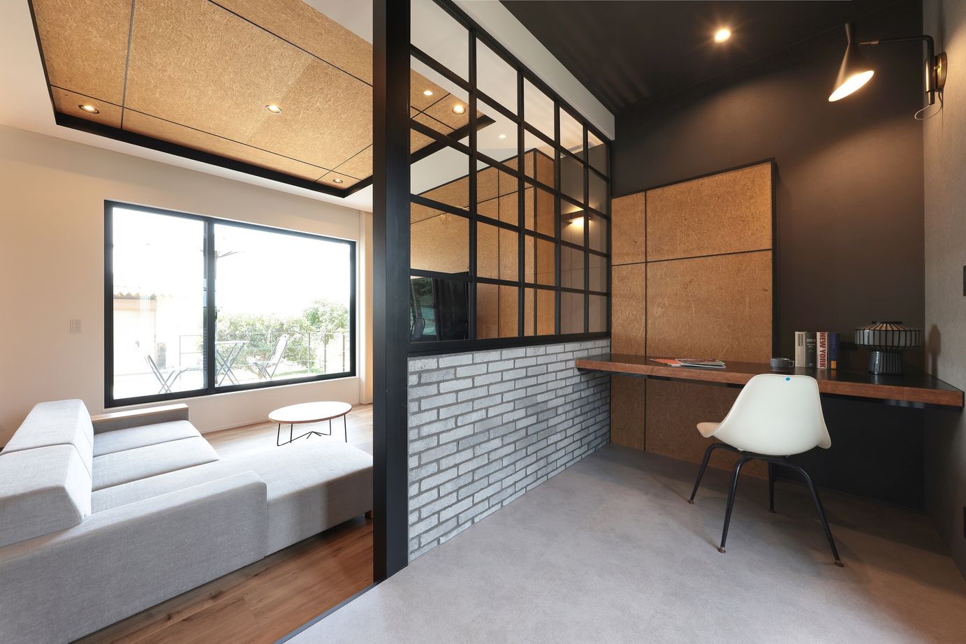 シブサワスタイル ブラック勾配屋根のカフェSTYLE×ホテルライクハウスの建築実例画像7