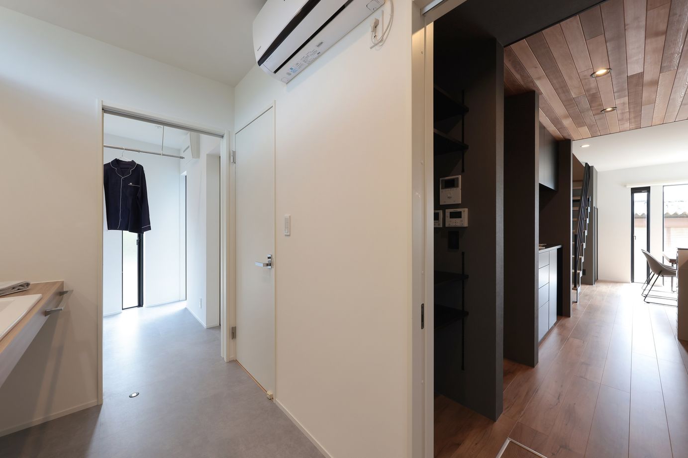 シブサワスタイル ブラック勾配屋根のカフェSTYLE×ホテルライクハウスの建築実例画像8