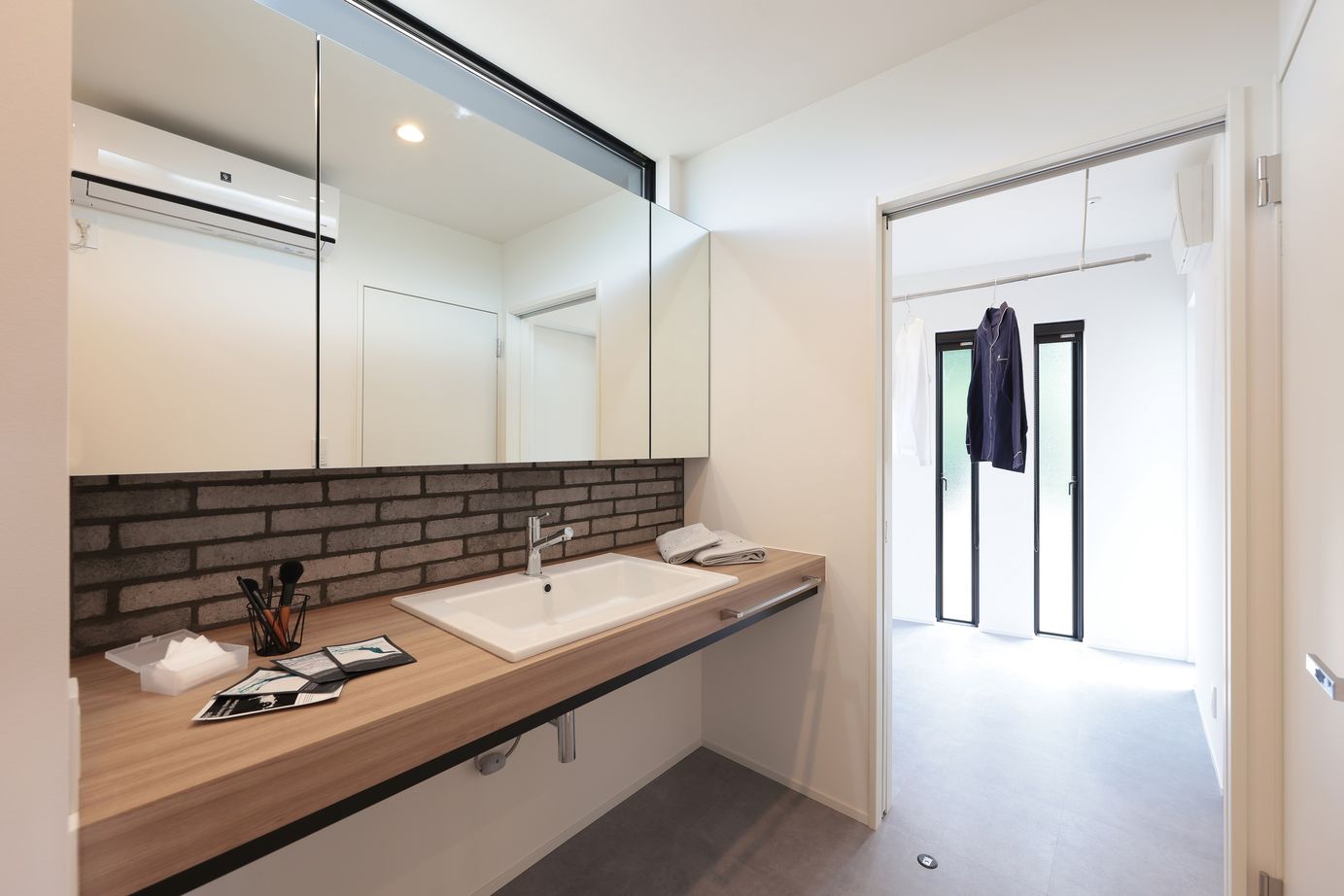 シブサワスタイル ブラック勾配屋根のカフェSTYLE×ホテルライクハウスの建築実例画像9