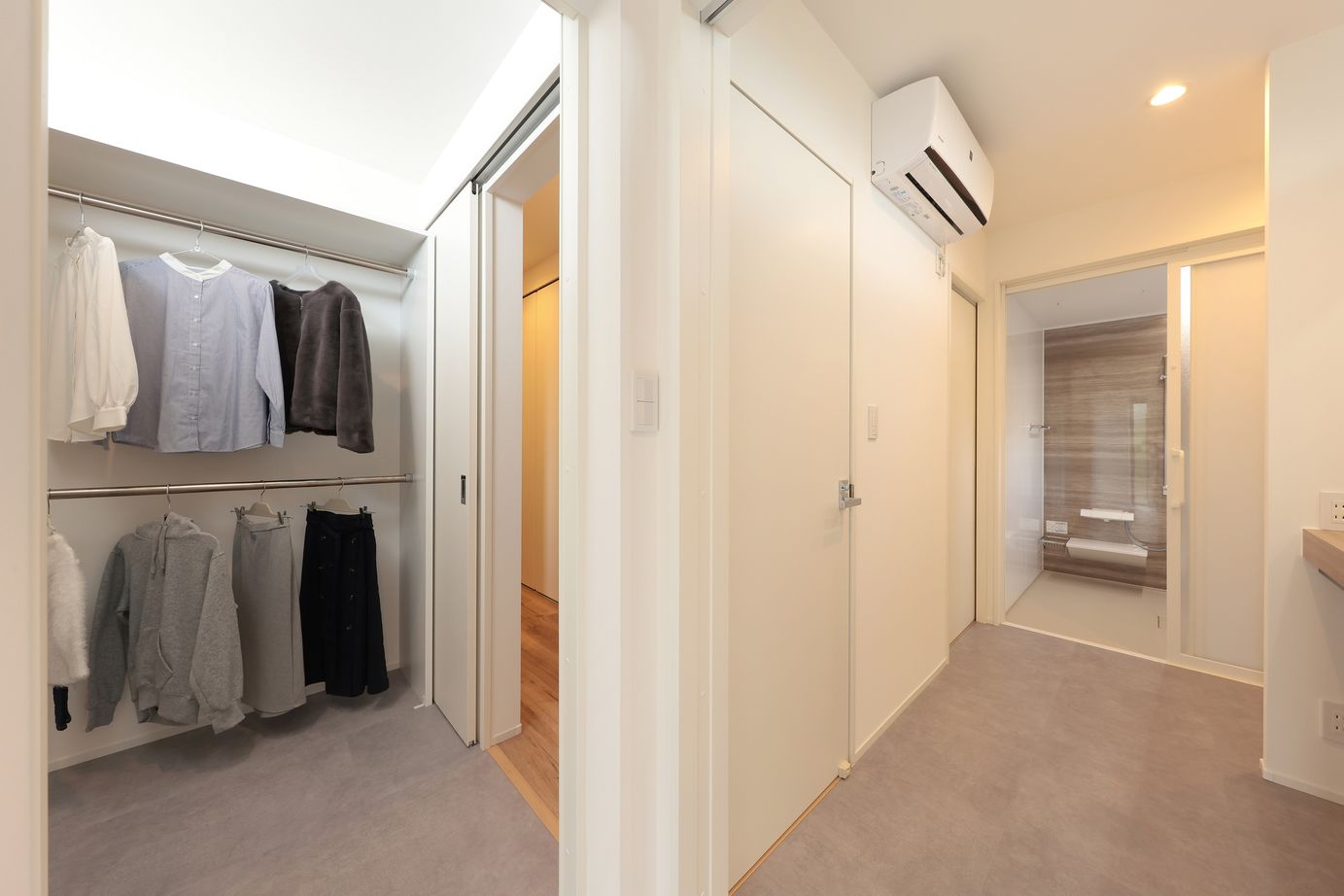 シブサワスタイル ブラック勾配屋根のカフェSTYLE×ホテルライクハウスの建築実例画像10