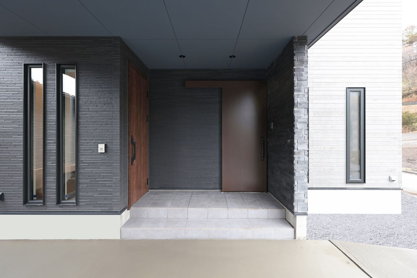 シブサワスタイル ブラックベースの二世帯×シックモダン×和モダンハウスの建築実例画像2