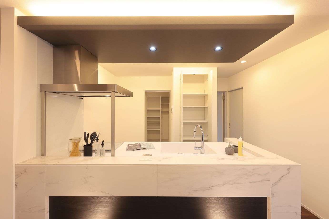 シブサワスタイル ブラックベースの二世帯×シックモダン×和モダンハウスの建築実例画像5