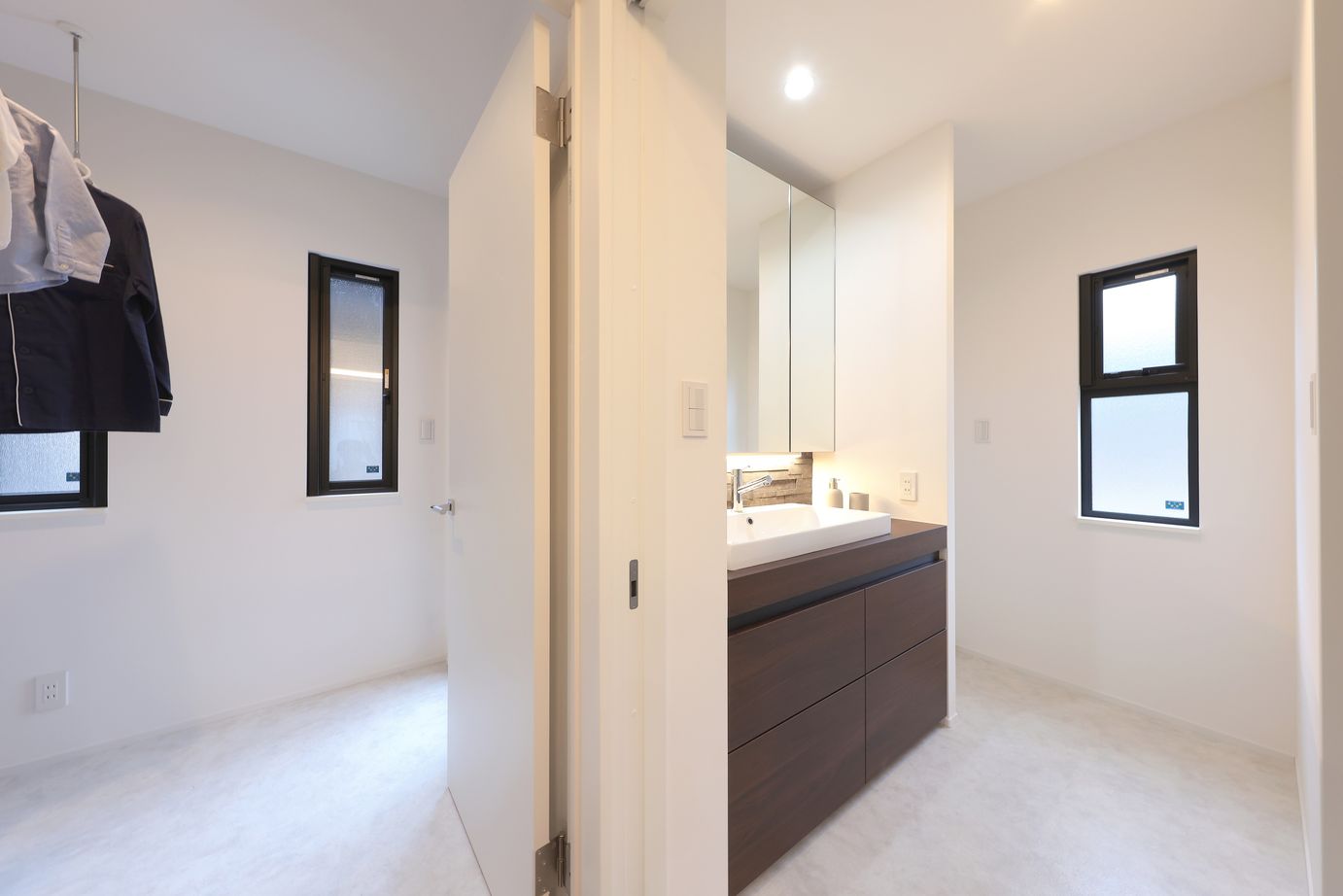 シブサワスタイル ブラックベースの二世帯×シックモダン×和モダンハウスの建築実例画像6