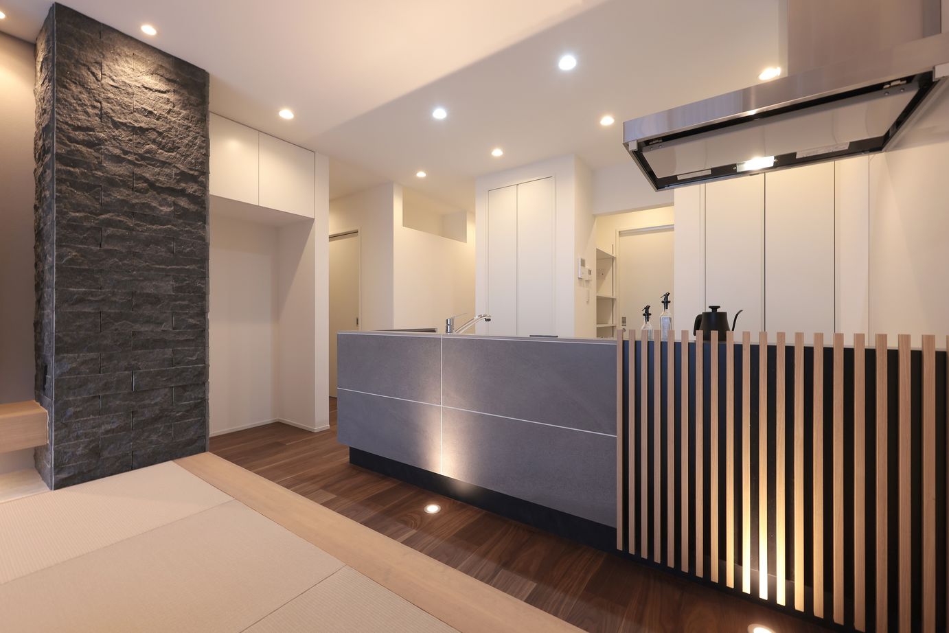 シブサワスタイル ブラックベースの二世帯×シックモダン×和モダンハウスの建築実例画像9