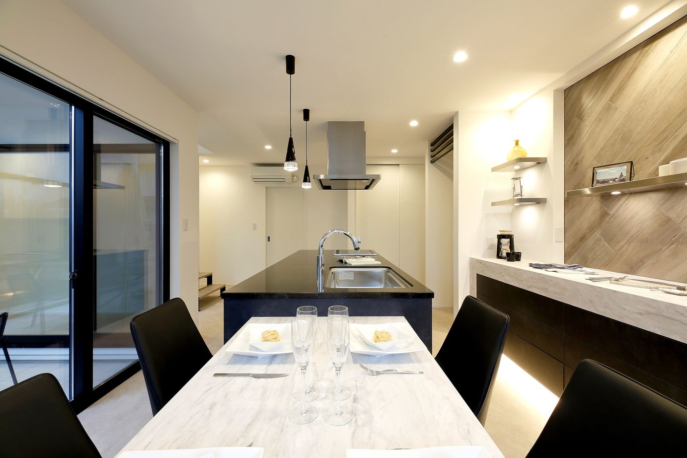 シブサワスタイル ガレージ付きリゾートホテル×モダンテラスハウスの建築実例画像6