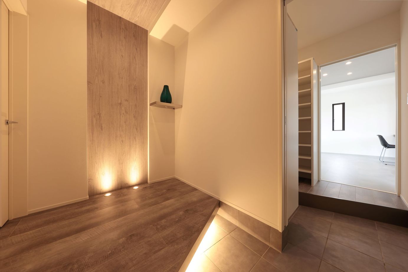 シブサワスタイル 2台ガレージをもったホテルライク×シンプルモダンハウスの建築実例画像2