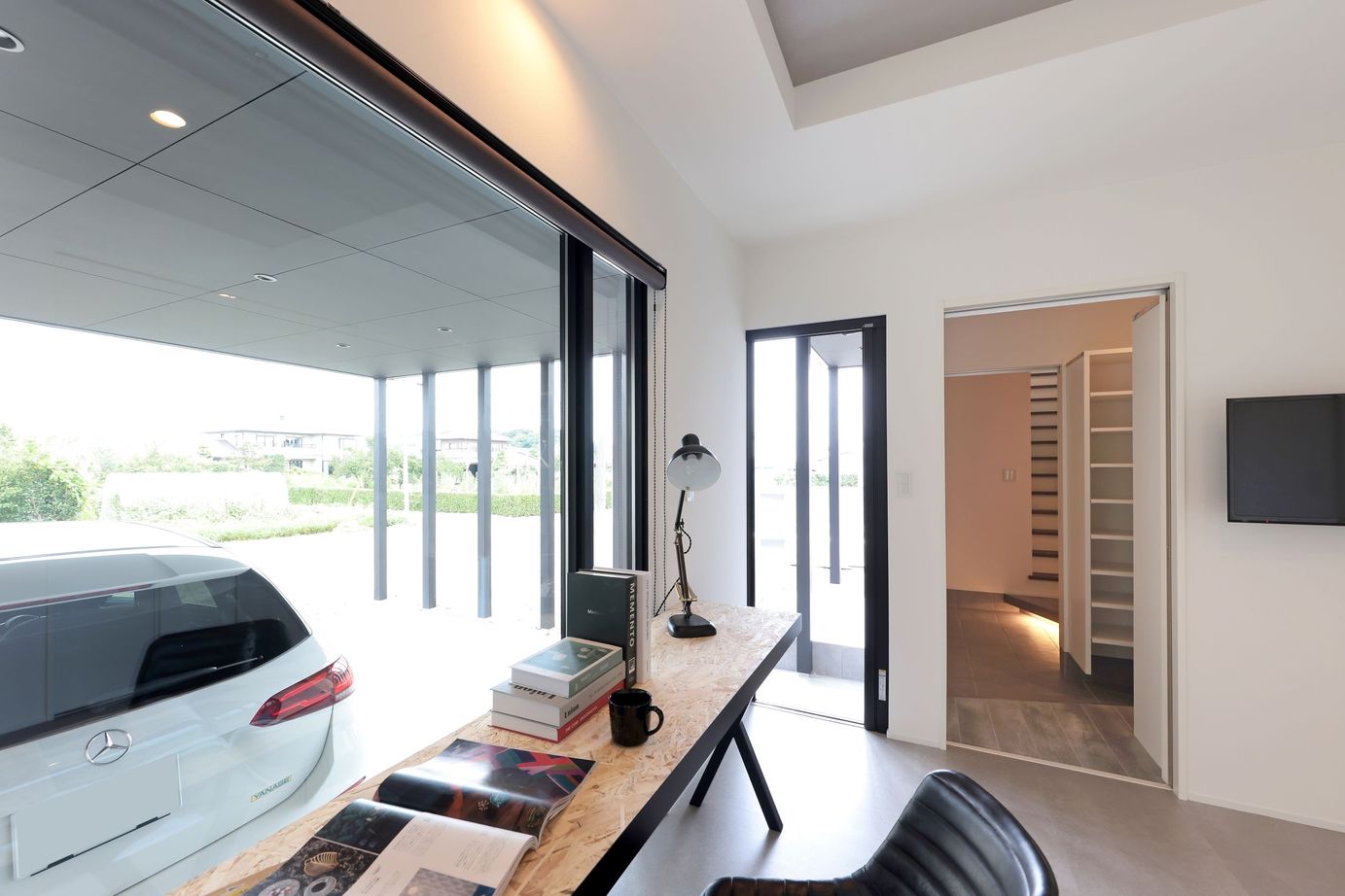 シブサワスタイル 2台ガレージをもったホテルライク×シンプルモダンハウスの建築実例画像3