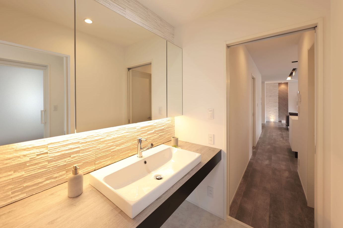 シブサワスタイル 2台ガレージをもったホテルライク×シンプルモダンハウスの建築実例画像7