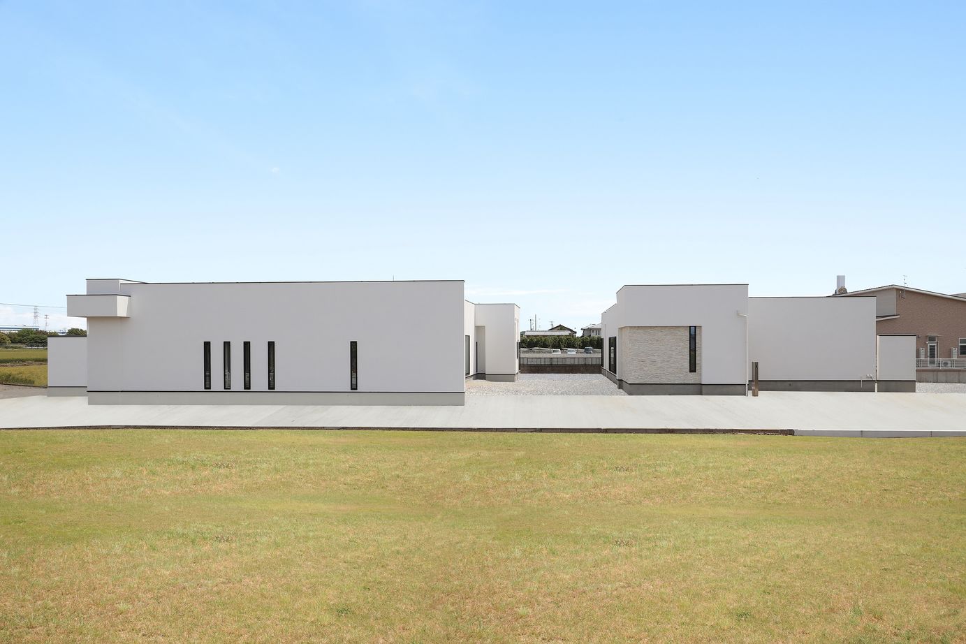 シブサワスタイル 二棟×二世帯平屋モダンハウスの建築実例画像2