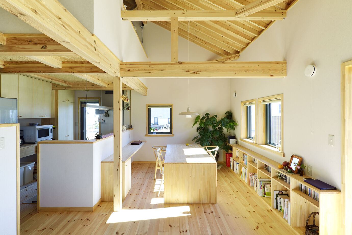 BAUHOUSE -住まい設計工房バウハウス- 【アトリエ/土間/42坪/間取り図】平屋風の味わいあるガレージハウスで、愛犬との暮らしを愉しむの建築実例画像4