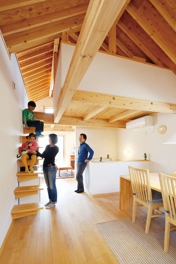 BAUHOUSE -住まい設計工房バウハウス- 【ビルトインガレージ/土間/27坪】木の温もり,吹抜けで開放的な住空間 ガルバリウム鋼板を使った外観も魅力の建築実例画像2