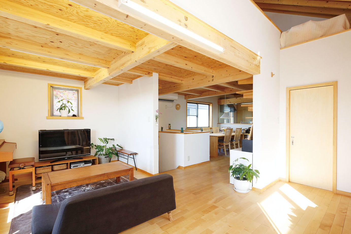 BAUHOUSE -住まい設計工房バウハウス- 【ビルトインガレージ/土間/27坪】木の温もり,吹抜けで開放的な住空間 ガルバリウム鋼板を使った外観も魅力の建築実例画像3