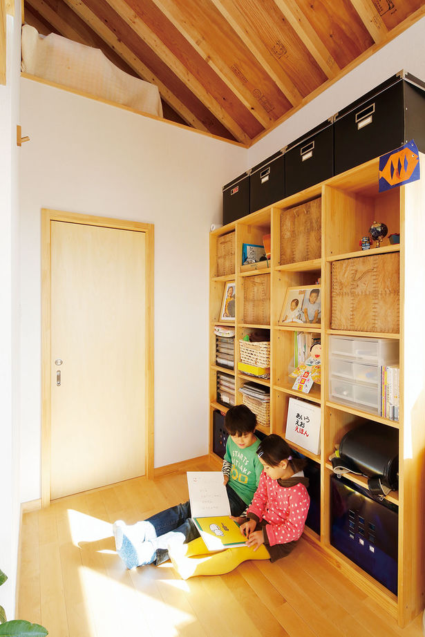 BAUHOUSE -住まい設計工房バウハウス- 【ビルトインガレージ/土間/27坪】木の温もり,吹抜けで開放的な住空間 ガルバリウム鋼板を使った外観も魅力の建築実例画像4