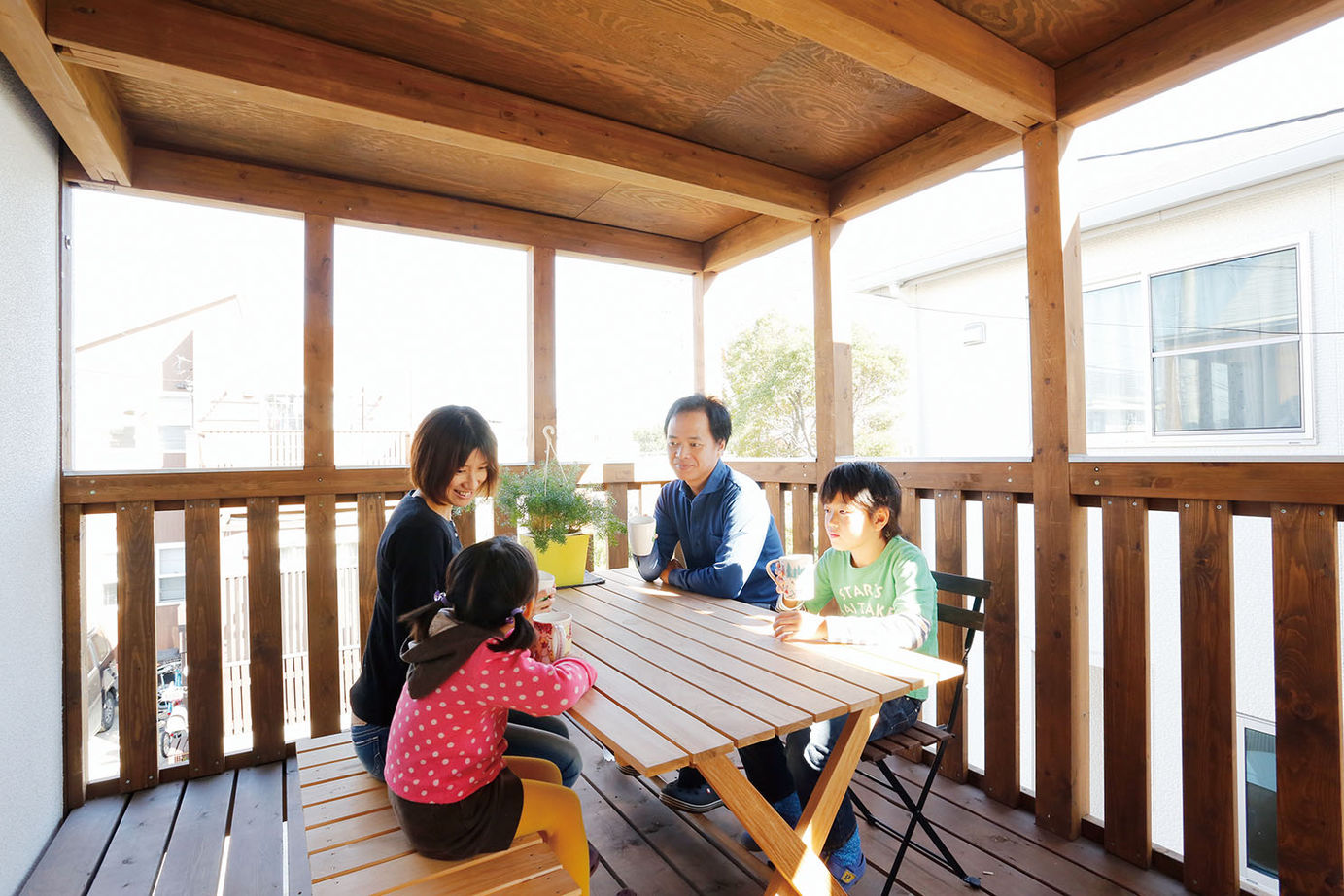 BAUHOUSE -住まい設計工房バウハウス- 【ビルトインガレージ/土間/27坪】木の温もり,吹抜けで開放的な住空間 ガルバリウム鋼板を使った外観も魅力の建築実例画像5