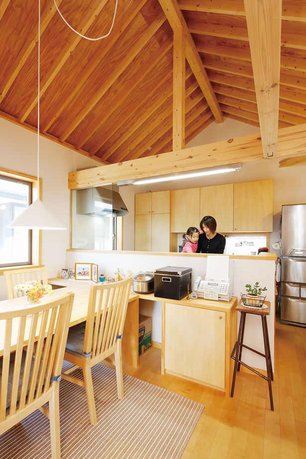 BAUHOUSE -住まい設計工房バウハウス- 【ビルトインガレージ/土間/27坪】木の温もり,吹抜けで開放的な住空間 ガルバリウム鋼板を使った外観も魅力の建築実例画像6