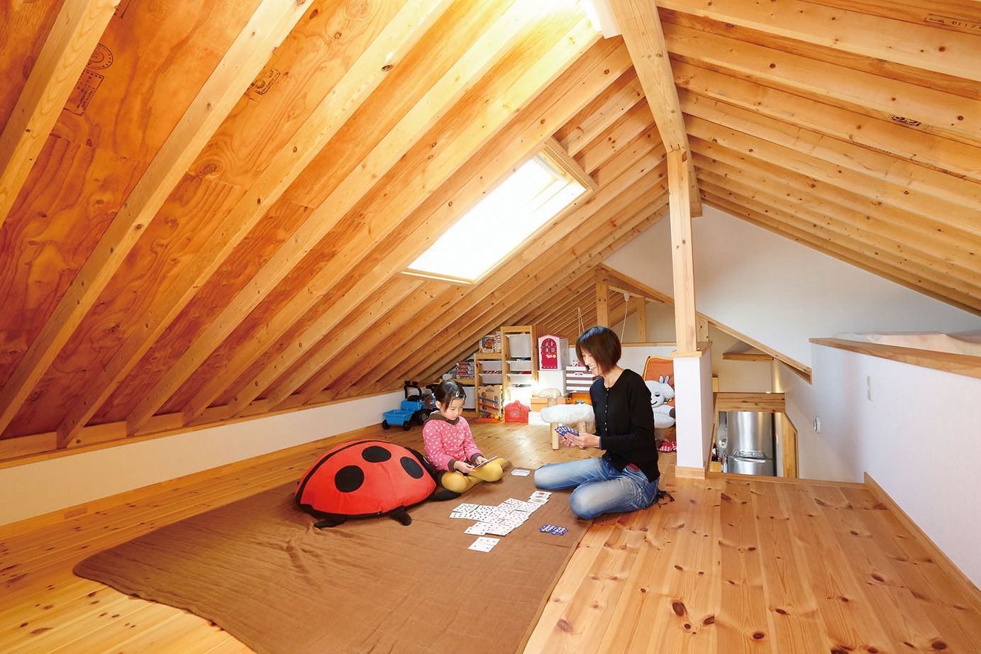 BAUHOUSE -住まい設計工房バウハウス- 【ビルトインガレージ/土間/27坪】木の温もり,吹抜けで開放的な住空間 ガルバリウム鋼板を使った外観も魅力の建築実例画像8