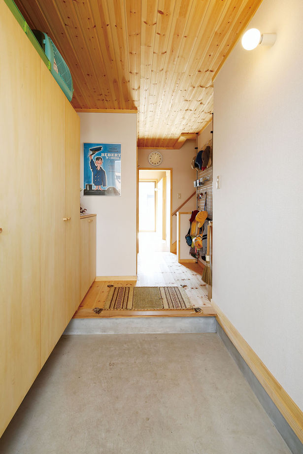 BAUHOUSE -住まい設計工房バウハウス- 【ビルトインガレージ/土間/27坪】木の温もり,吹抜けで開放的な住空間 ガルバリウム鋼板を使った外観も魅力の建築実例画像9