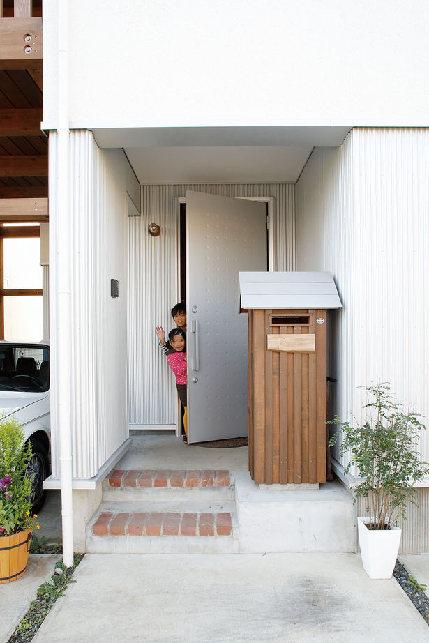 BAUHOUSE -住まい設計工房バウハウス- 【ビルトインガレージ/土間/27坪】木の温もり,吹抜けで開放的な住空間 ガルバリウム鋼板を使った外観も魅力の建築実例画像10