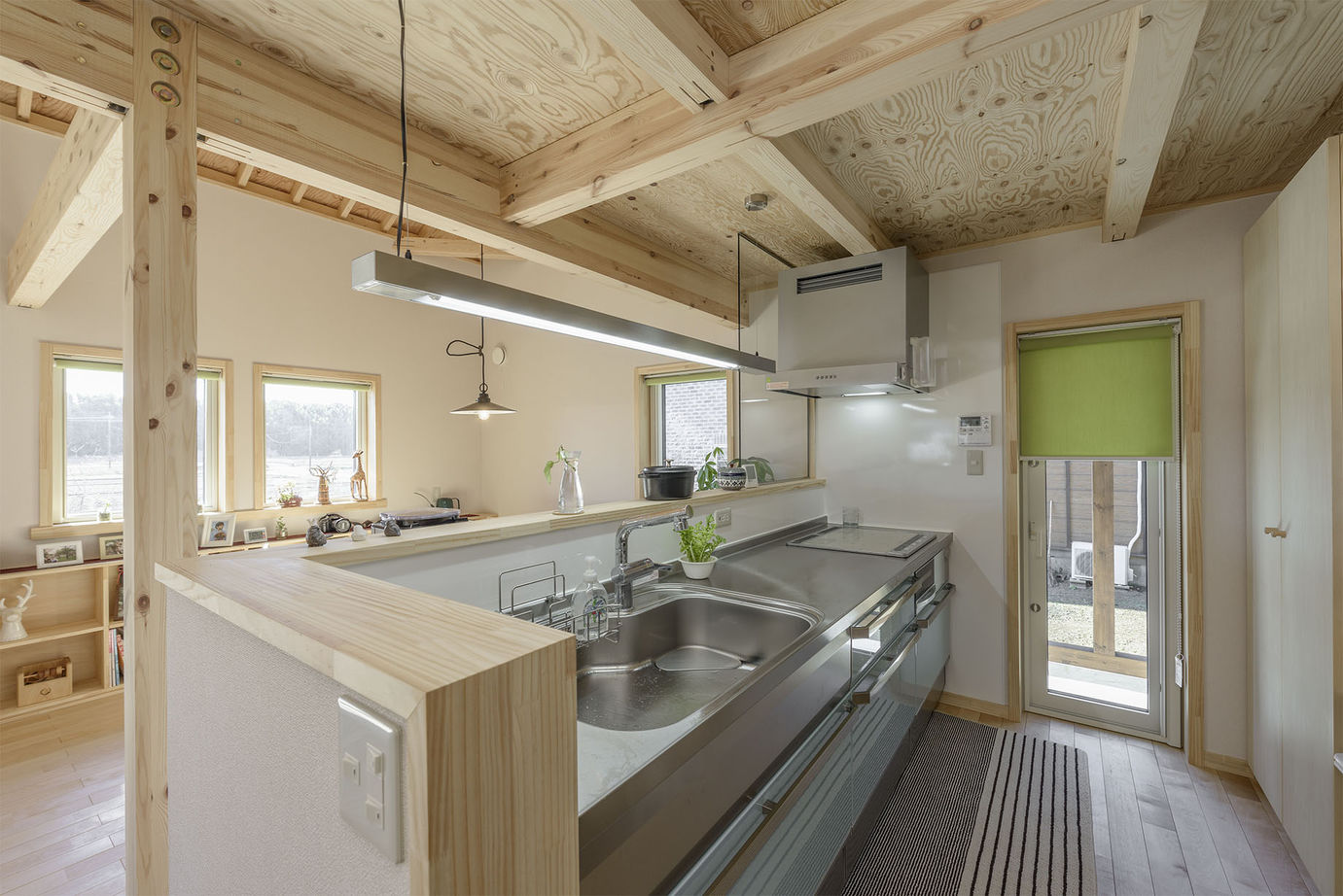 BAUHOUSE -住まい設計工房バウハウス- 【平屋風/切妻屋根/36坪/間取り図】ウッドデッキから見渡す景色に感じる「我が家がリゾートになる幸せ」の建築実例画像6