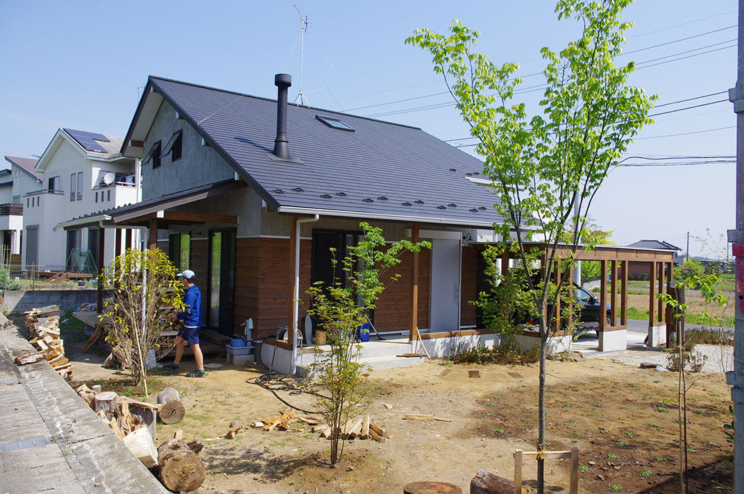 BAUHOUSE -住まい設計工房バウハウス- 【ガレージ/土間/平屋風/35坪/間取り図】薪ストーブ1台で床暖房なしで過ごせる子育ての住まいの建築実例画像2