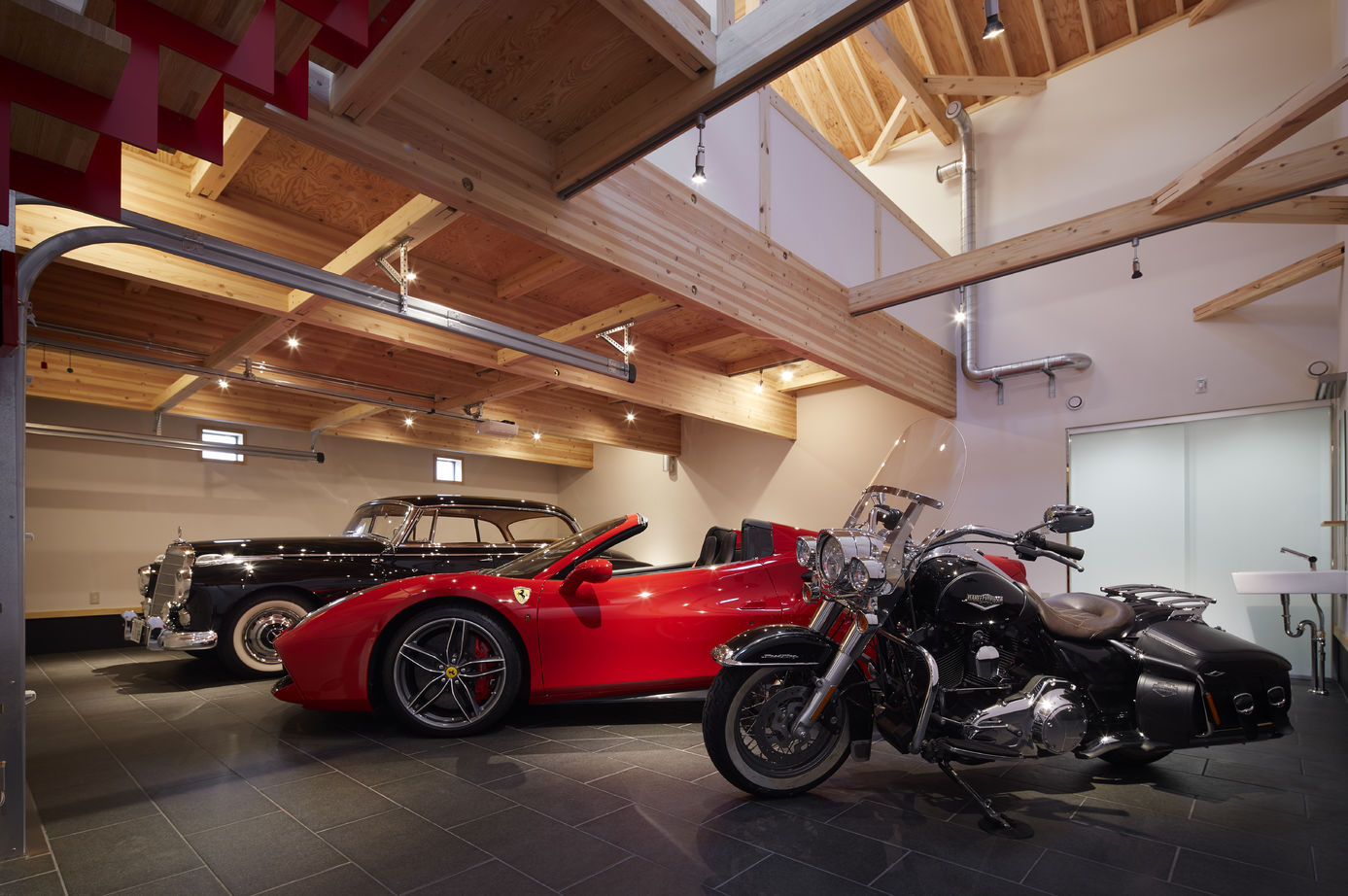 BAUHOUSE -住まい設計工房バウハウス- 【2階建て/吹抜け/ガレージハウス/37坪/間取り図】3台の愛車と共に遊びのつまった趣味空間の建築実例画像4