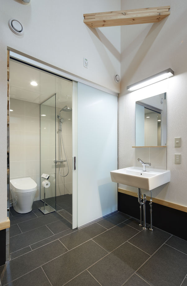 BAUHOUSE -住まい設計工房バウハウス- 【2階建て/吹抜け/ガレージハウス/37坪/間取り図】3台の愛車と共に遊びのつまった趣味空間の建築実例画像7