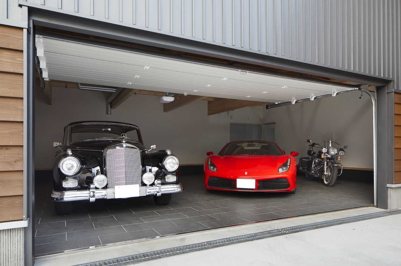 BAUHOUSE -住まい設計工房バウハウス- 【2階建て/吹抜け/ガレージハウス/37坪/間取り図】3台の愛車と共に遊びのつまった趣味空間の建築実例画像8