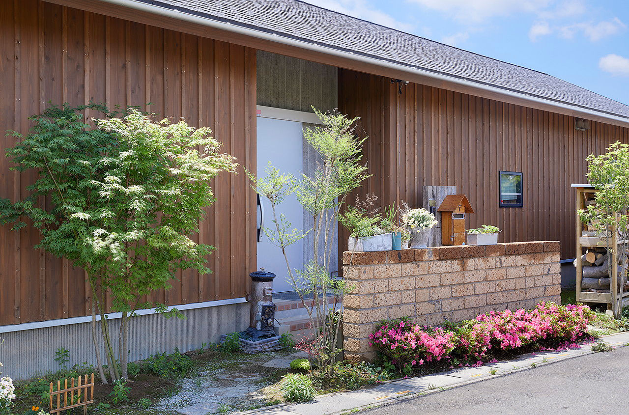 BAUHOUSE -住まい設計工房バウハウス- 【平屋/42坪/間取り図】緑に映える山小屋風の外観が素敵。豊かな暮らしが叶う「広がる空と要望を楽しむ家」の建築実例画像2