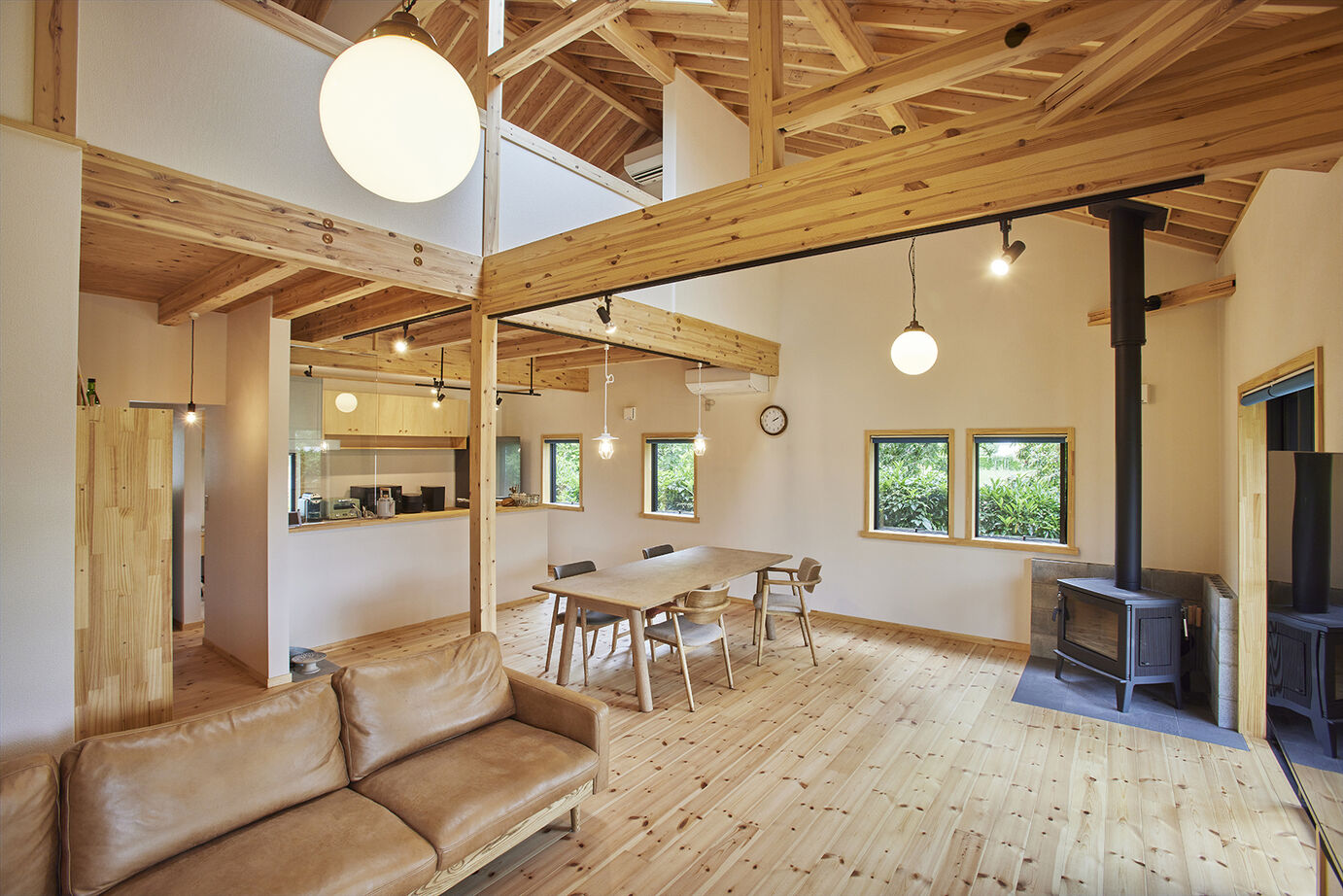 BAUHOUSE -住まい設計工房バウハウス- 【平屋風/ガレージ/檜風呂/54坪/間取り図】余暇を心から愉しむ家。時を経てもすたれないデザインの建築実例画像2