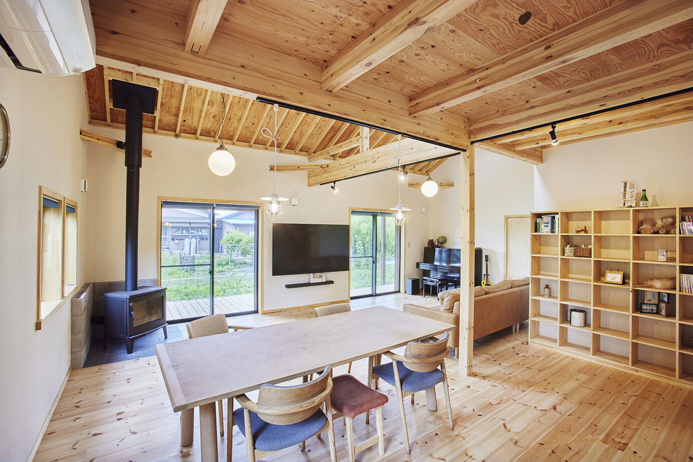 BAUHOUSE -住まい設計工房バウハウス- 【平屋風/ガレージ/檜風呂/54坪/間取り図】余暇を心から愉しむ家。時を経てもすたれないデザインの建築実例画像3