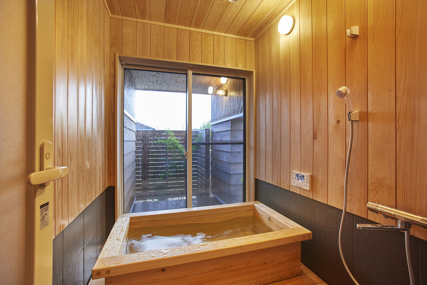 BAUHOUSE -住まい設計工房バウハウス- 【平屋風/ガレージ/檜風呂/54坪/間取り図】余暇を心から愉しむ家。時を経てもすたれないデザインの建築実例画像4