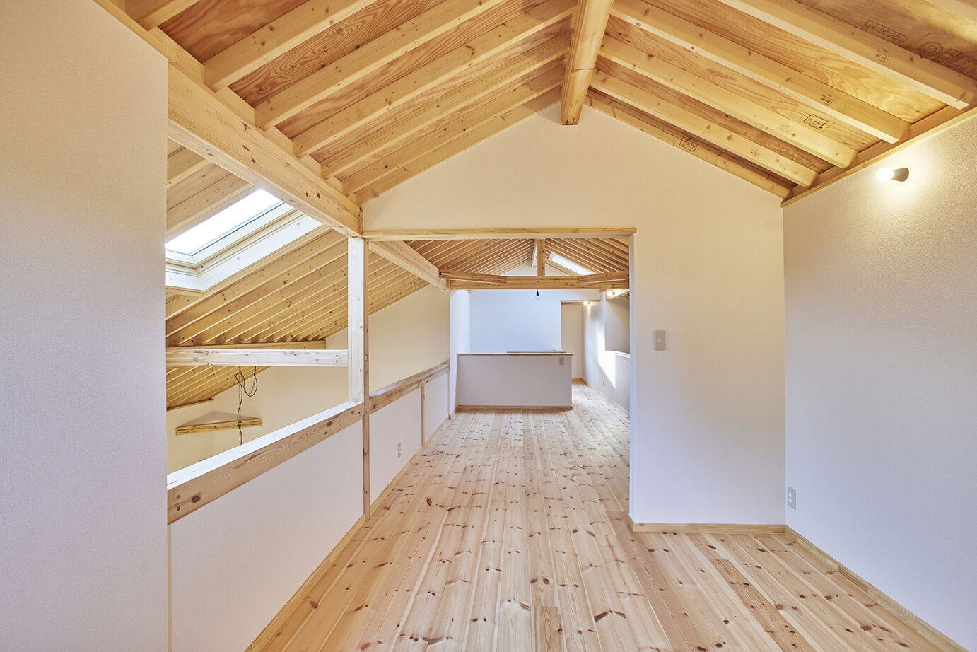 BAUHOUSE -住まい設計工房バウハウス- 【平屋風/ガレージ/檜風呂/54坪/間取り図】余暇を心から愉しむ家。時を経てもすたれないデザインの建築実例画像6