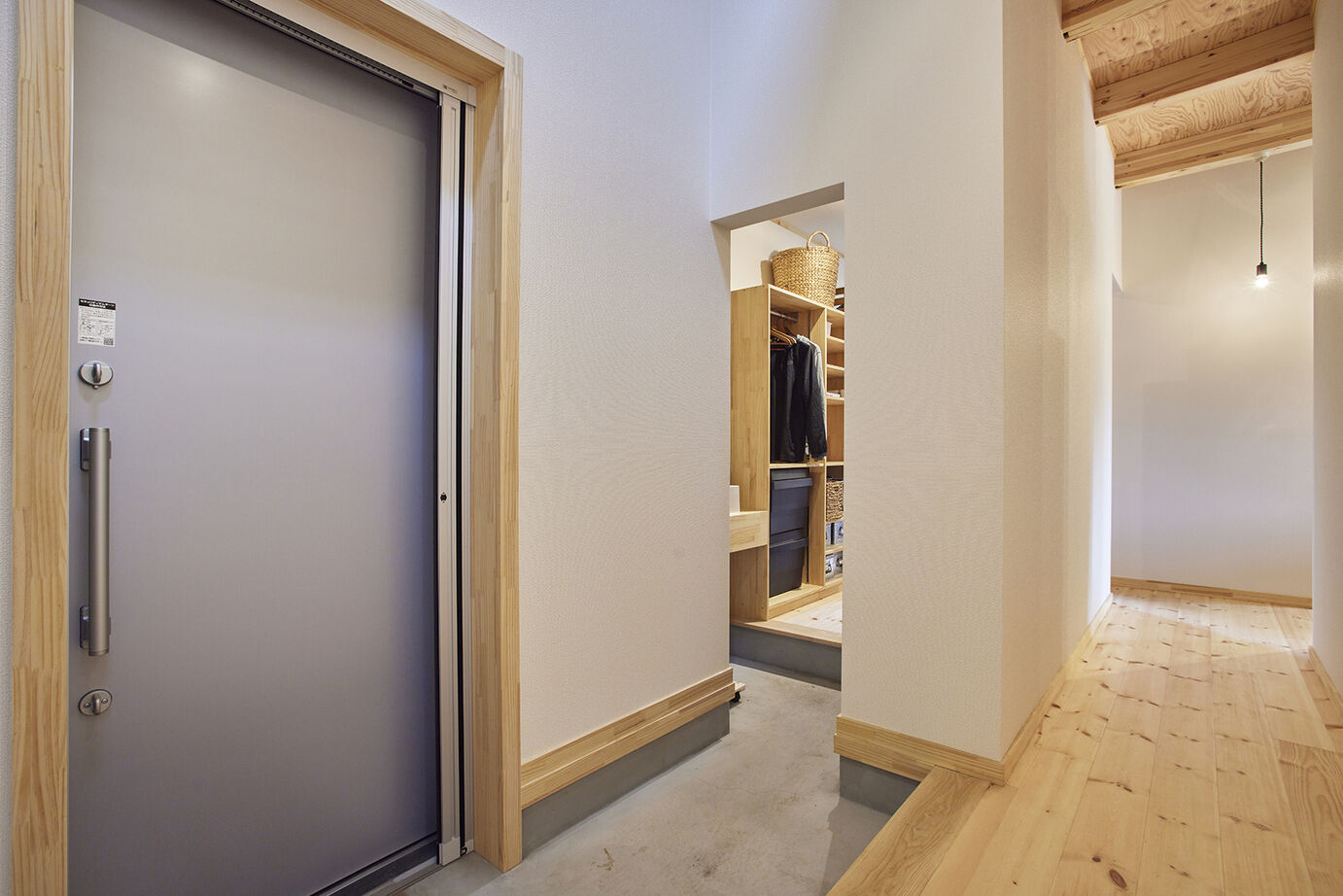 BAUHOUSE -住まい設計工房バウハウス- 【平屋風/ガレージ/檜風呂/54坪/間取り図】余暇を心から愉しむ家。時を経てもすたれないデザインの建築実例画像8