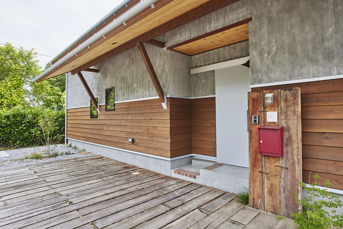 BAUHOUSE -住まい設計工房バウハウス- 【平屋風/ガレージ/檜風呂/54坪/間取り図】余暇を心から愉しむ家。時を経てもすたれないデザインの建築実例画像9