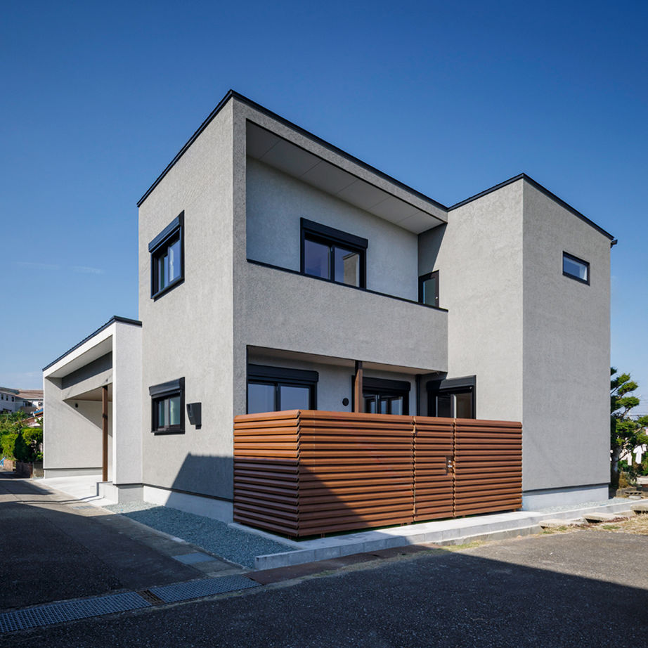 坂本工務店 【ガレージ／パッシブ】濡れない駐車スペース、くつろぎの庭。性能にもこだわったパッシブ住宅「be plus」の建築実例画像2