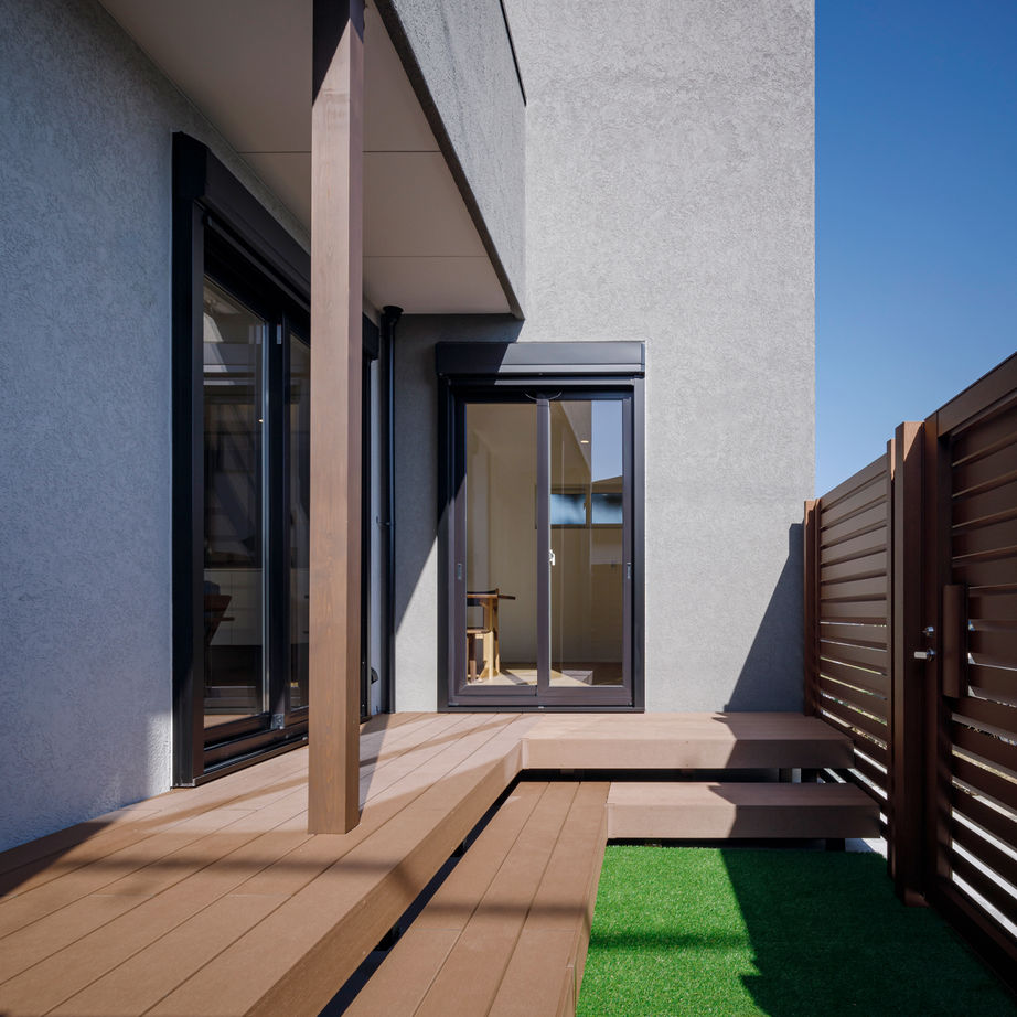 坂本工務店 【ガレージ／パッシブ】濡れない駐車スペース、くつろぎの庭。性能にもこだわったパッシブ住宅「be plus」の建築実例画像4