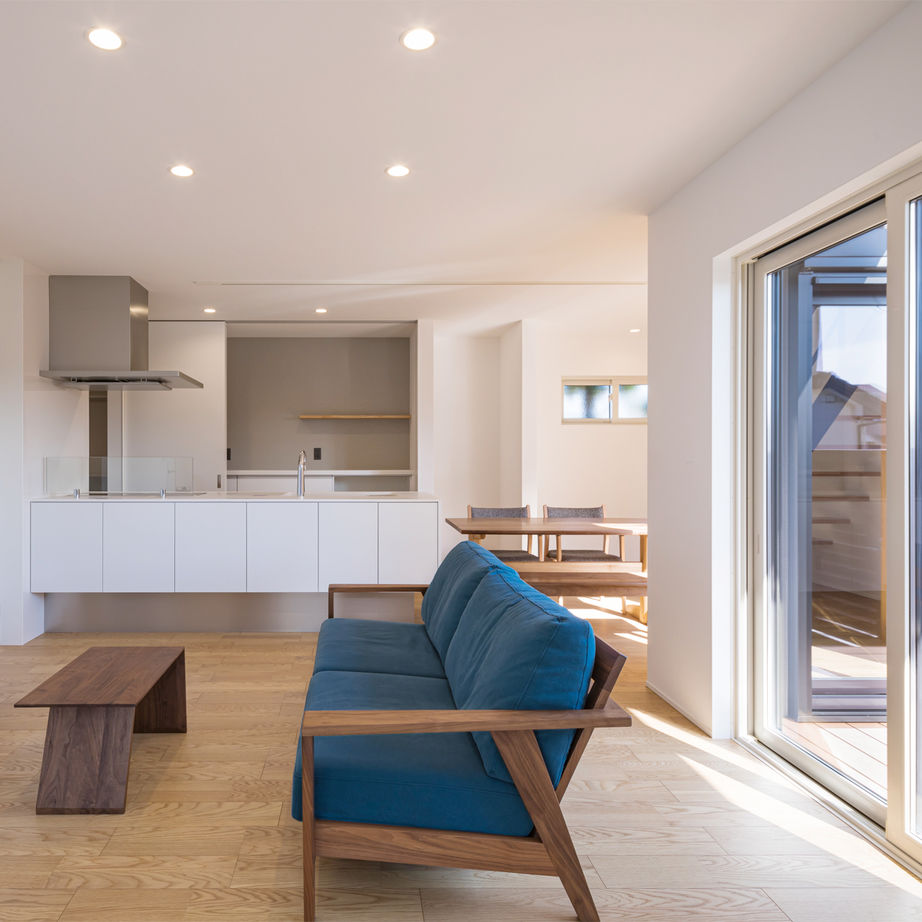 坂本工務店 【ガレージ／パッシブ】濡れない駐車スペース、くつろぎの庭。性能にもこだわったパッシブ住宅「be plus」の建築実例画像5