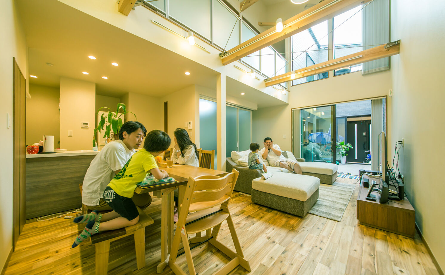 一級建築士事務所　タイセーハウジング 【厚木市/2000万円台/間取り図】開放感＋家を明るくするウッドデッキの光庭に南側の高窓と吹抜けが魅力の家の建築実例画像3