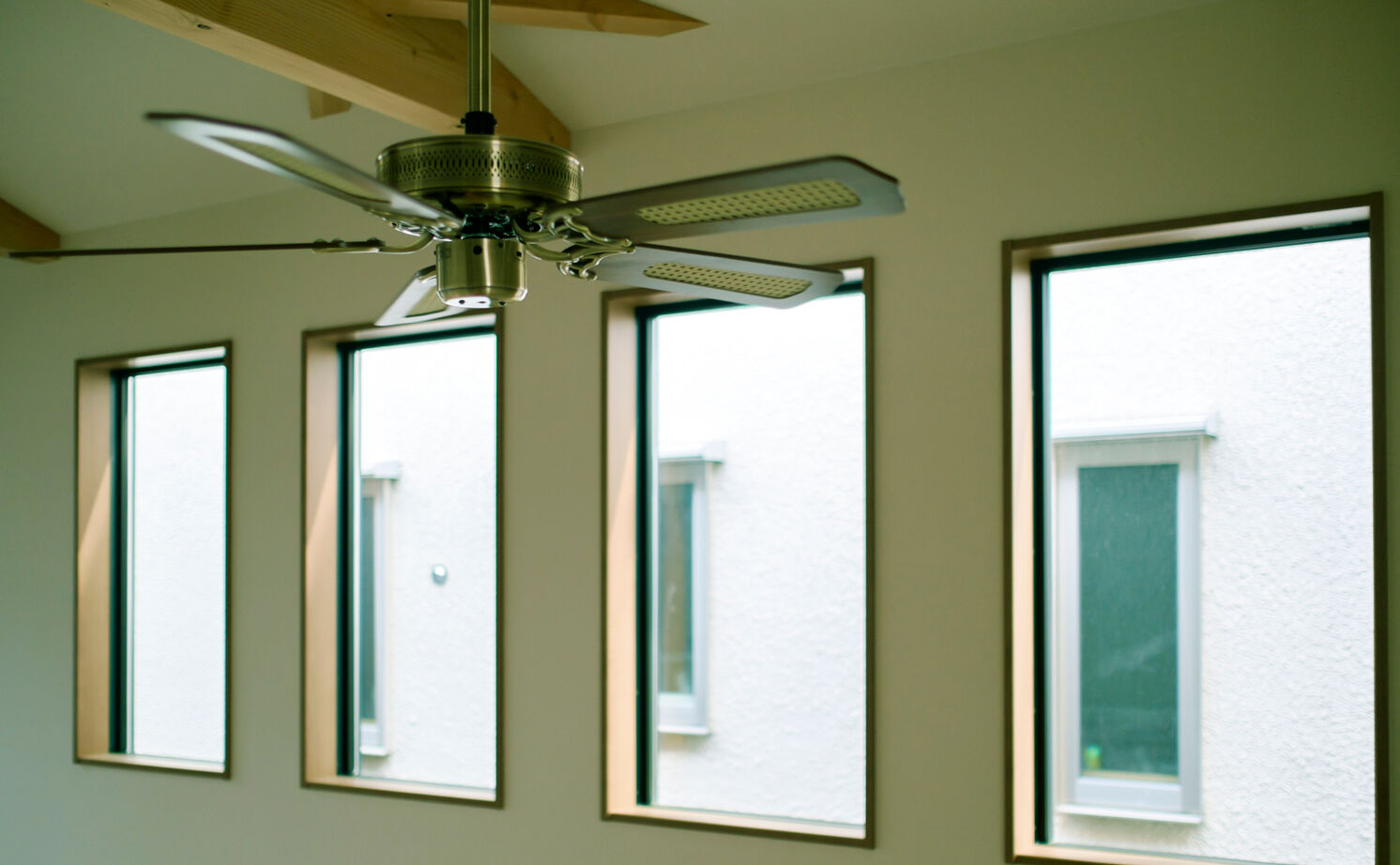 一級建築士事務所　タイセーハウジング 【厚木市/2000万円台/間取り図】開放感＋家を明るくするウッドデッキの光庭に南側の高窓と吹抜けが魅力の家の建築実例画像10