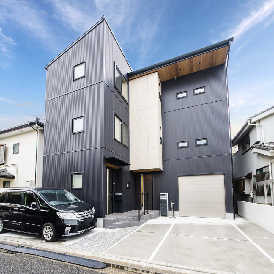一級建築士事務所　タイセーハウジング 【横浜市神奈川区/ビルトインガレージ/間取り図有】遊び心満載な空間作り。囲炉裏がある3階建て二世帯住宅の建築実例画像2