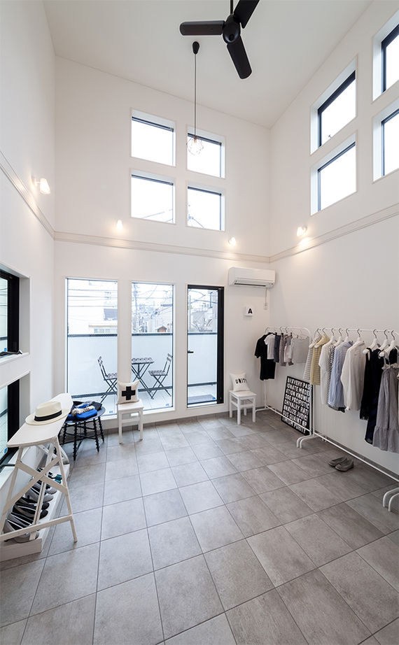 木下工務店 大きな吹き抜けのアトリエがある、モダンでクールな都心の二世帯・3階建ての建築実例画像1