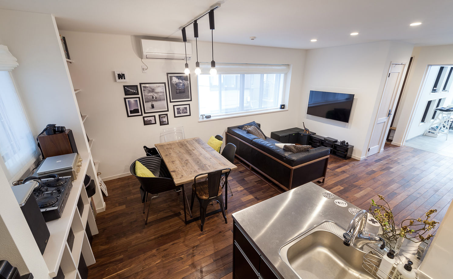 木下工務店 大きな吹き抜けのアトリエがある、モダンでクールな都心の二世帯・3階建ての建築実例画像2